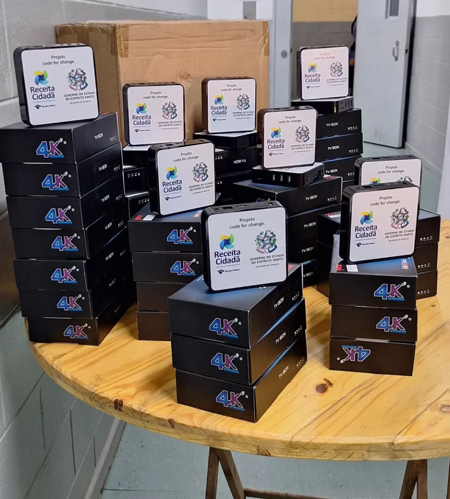 Aparelhos de TV pirata apreendidos pela Receita Federal são transformados em microcomputadores