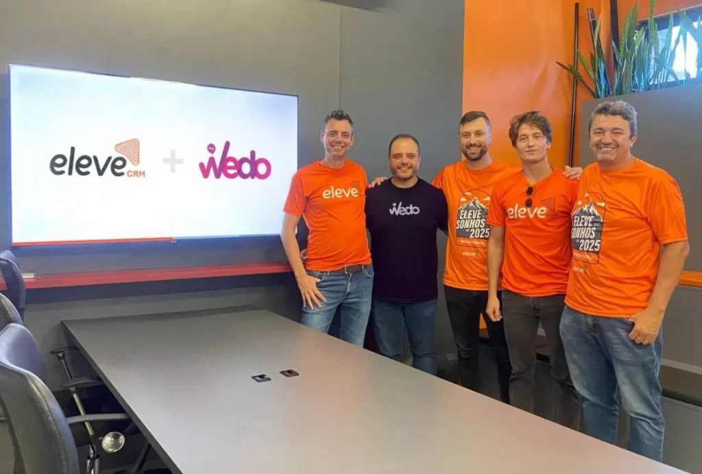 Representantes da WeDo e da EleveCRM anunciam investimento da empresa capixaba na startup catarinense