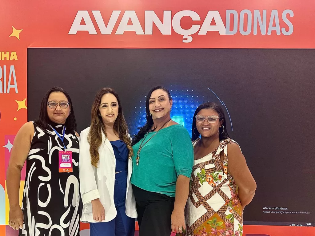 Mariana Mota Tessarolo e público do evento EmpoderaDONAS