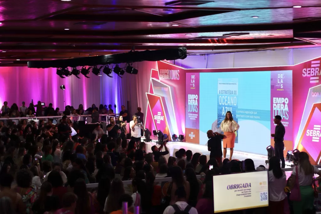 Palestra "Negociando com Tubarões" com Camila Farani no palco principal do EmpoderaDONAS